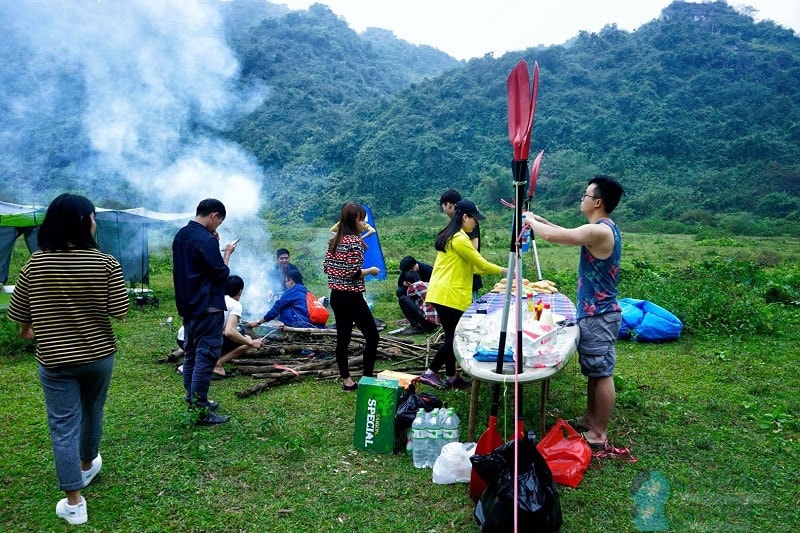 Dựng trại đốt lửa ngoài trời và tham gia vào các trò chơi vui nhộn... Dựng trại đốt lửa ngoài trời và tham gia vào các trò chơi vui nhộn...
