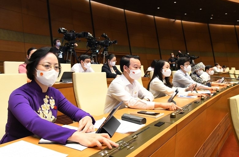 Đại biểu Quốc hội biểu quyết thông qua Nghị quyết về chủ trương đầu tư Chương trình mục tiêu quốc gia giảm nghèo bền vững giai đoạn 2021-2025 sáng 28/7