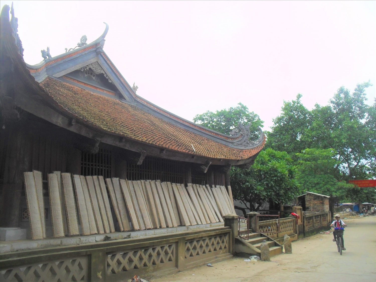  Phần chái mái đình Thổ Hà được trang trí bằng mô típ nghệ thuật uốn lượn rất mềm mại 