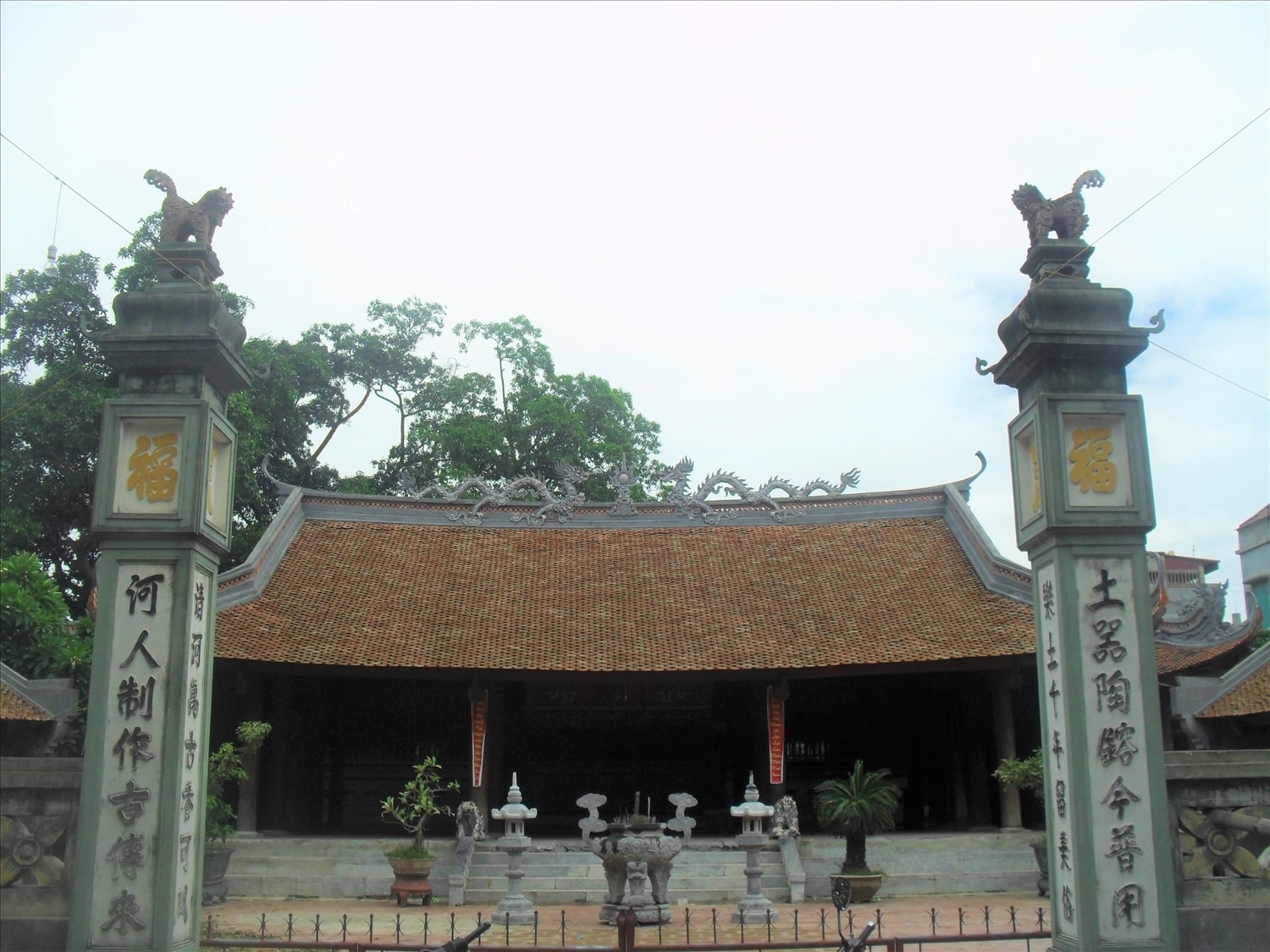 Mặt tiền đình làng Thổ Hà