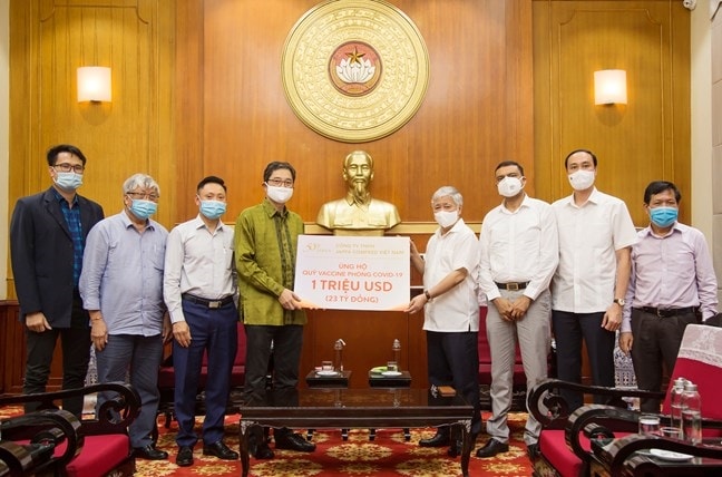 Chủ tịch Uỷ ban Trung ương MTTQ Việt Nam Đỗ Văn Chiến tiếp nhận ủng hộ từ Công ty TNHH JAPFA COMFEED Việt Nam