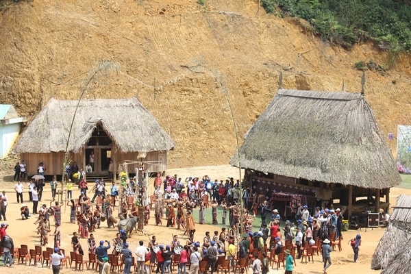Du khách cùng tham gia điệu múa truyền thống của đồng bào Cơ tu dưới mái nhà Gươl - Ảnh: Pơloong Plênh