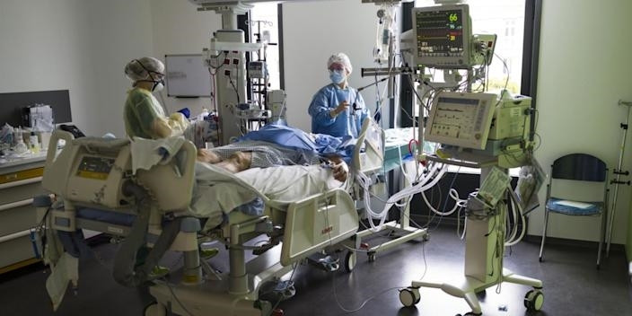  Điều trị bệnh nhân mắc COVID-19 tại Pháp. (Ảnh: Europe1)