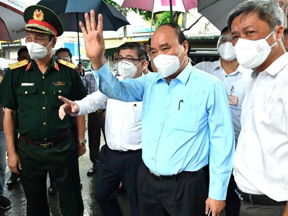Chủ tịch nước Nguyễn Xuân Phúc thăm hỏi người dân khu vực phong tỏa ở huyện Hóc Môn. Ảnh: Báo SGGP Chủ tịch nước Nguyễn Xuân Phúc thăm hỏi người dân khu vực phong tỏa ở huyện Hóc Môn. Ảnh: Báo SGGP