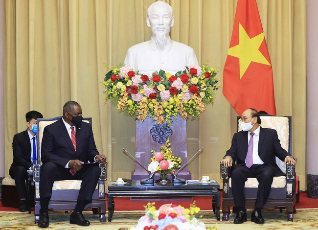 Chủ tịch nước Nguyễn Xuân Phúc tiếp Bộ trưởng Quốc phòng Hợp chúng quốc Hoa Kỳ Lloyd Austin