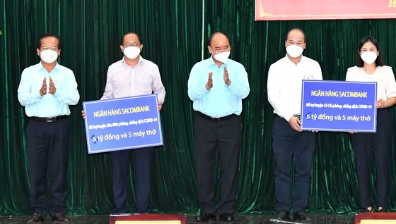 Chủ tịch nước hỗ trợ phòng chống dịch cho huyện Hóc Môn, Củ Chi. Ảnh: Báo SGGP Chủ tịch nước hỗ trợ phòng chống dịch cho huyện Hóc Môn, Củ Chi. Ảnh: Báo SGGP