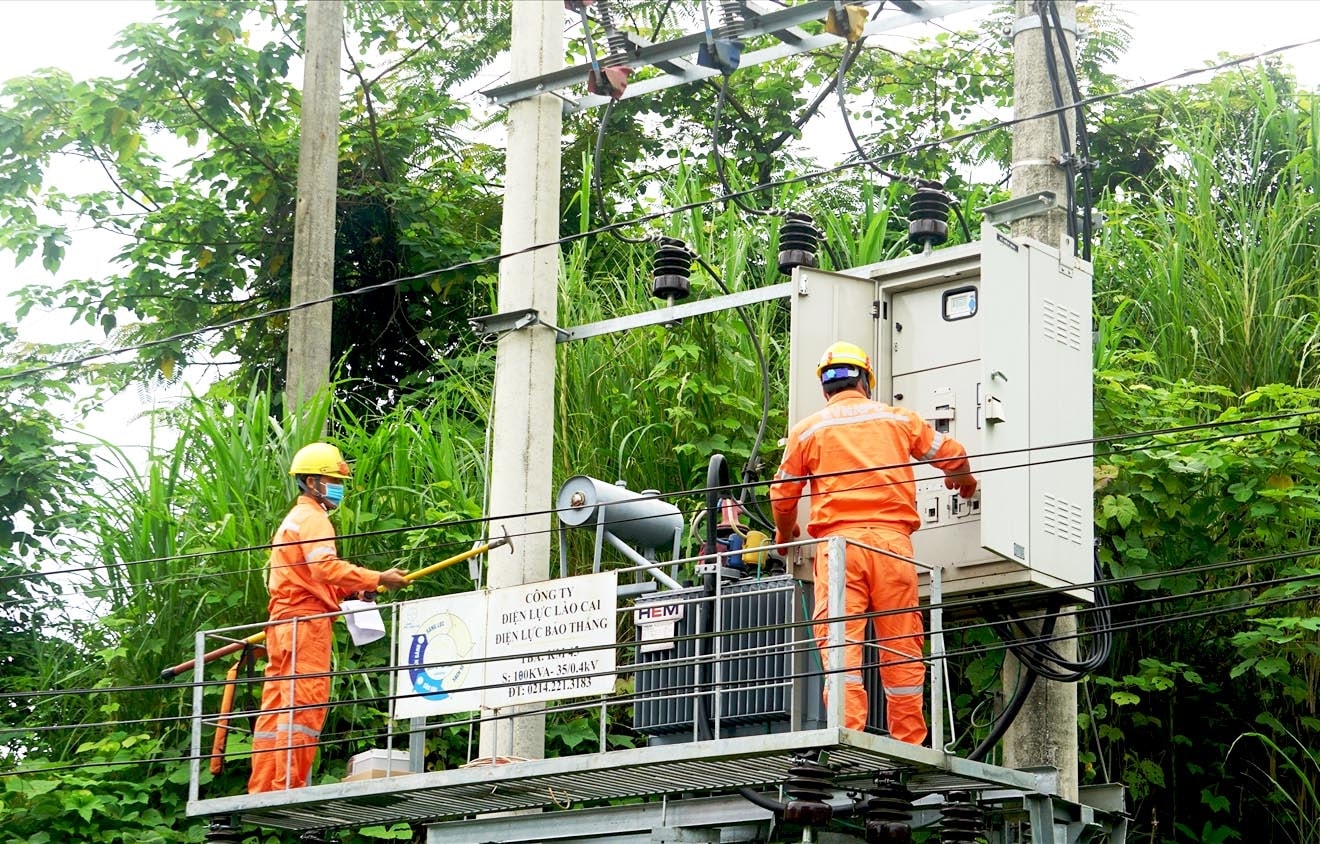 Ngành Điện lực thường xuyên kiểm tra hệ thống đường dây, trạm biến áp kịp thời phát hiện những khiếm khuyết để khắc phục sửa chữa Ngành Điện lực thường xuyên kiểm tra hệ thống đường dây, trạm biến áp kịp thời phát hiện những khiếm khuyết để khắc phục sửa chữa