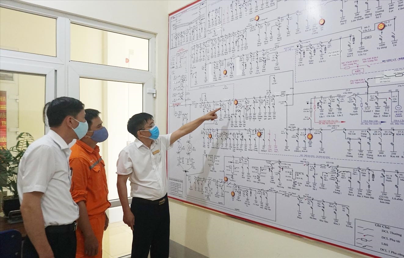 Tăng cường kiểm tra hệ thống truyền tải điện, đặc biệt trong mùa mưa bão giảm thiểu thiệt hại do thiên tai gây ra Tăng cường kiểm tra hệ thống truyền tải điện, đặc biệt trong mùa mưa bão giảm thiểu thiệt hại do thiên tai gây ra