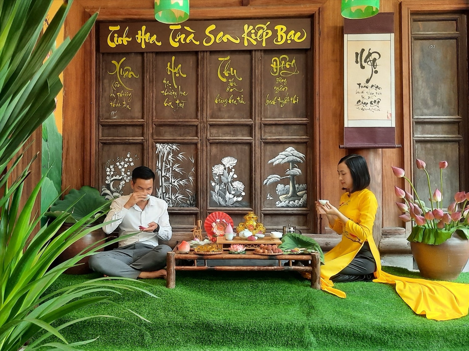 Du khách thưởng Trà Sen Kiếp Bạc Du khách thưởng Trà Sen Kiếp Bạc