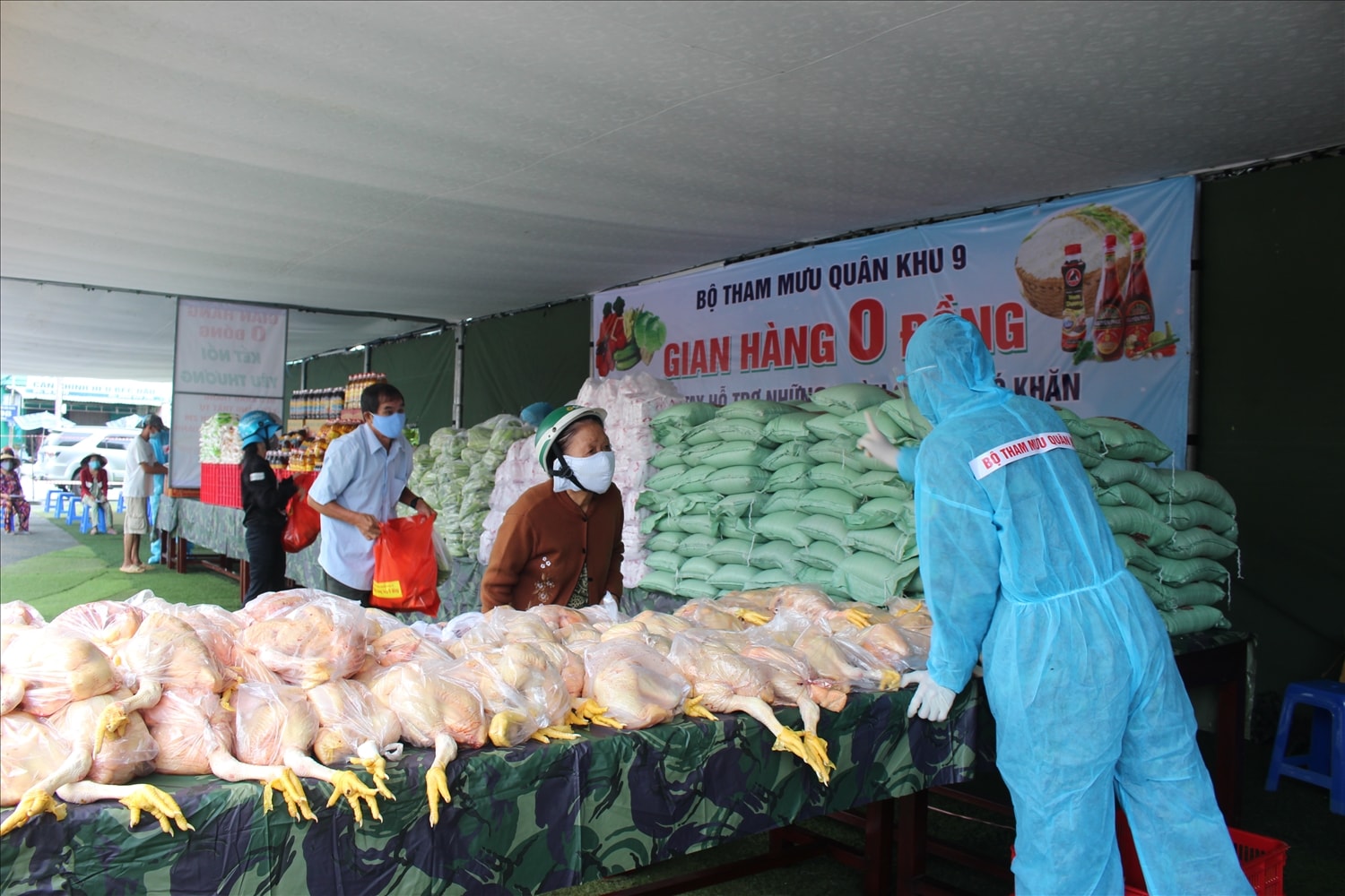 Tại “Gian hàng 0 đồng” của Bộ Tham mưu, QK9, nhiều người dân đến từ sớm để chờ được nhận quà