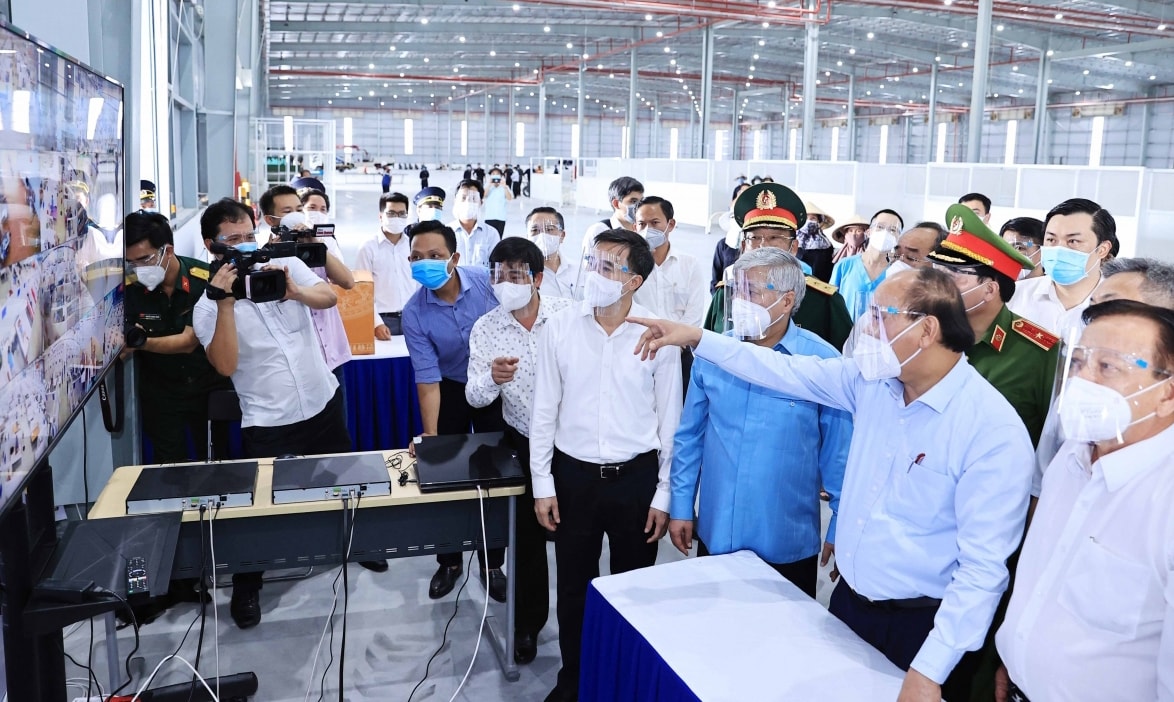 Chủ tịch nước Nguyễn Xuân Phúc thăm Bệnh viện dã chiến tỉnh Bình Dương - Ảnh: VGP