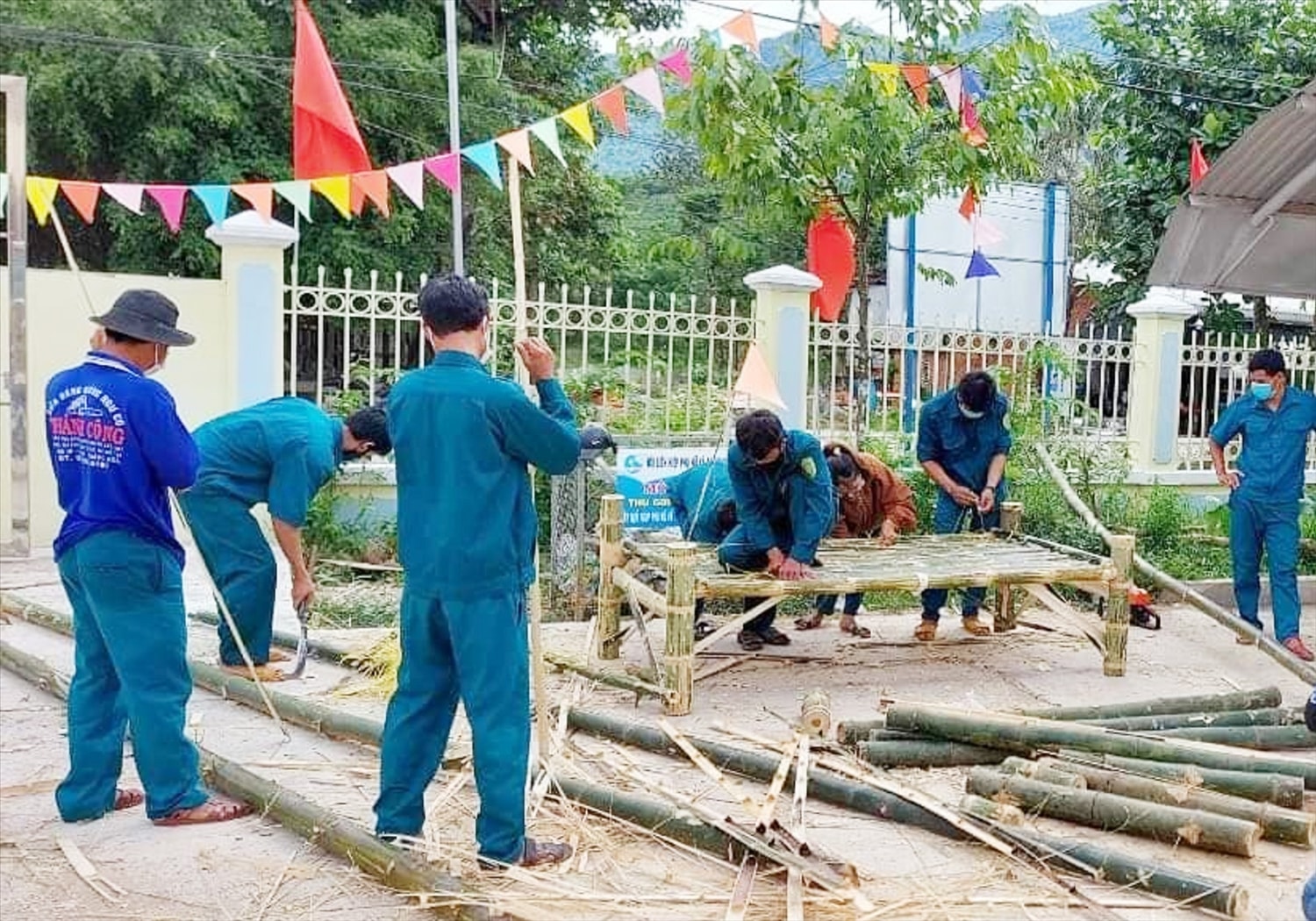 Lực lượng dân quân đóng giường tre gửi vào khu cách ly