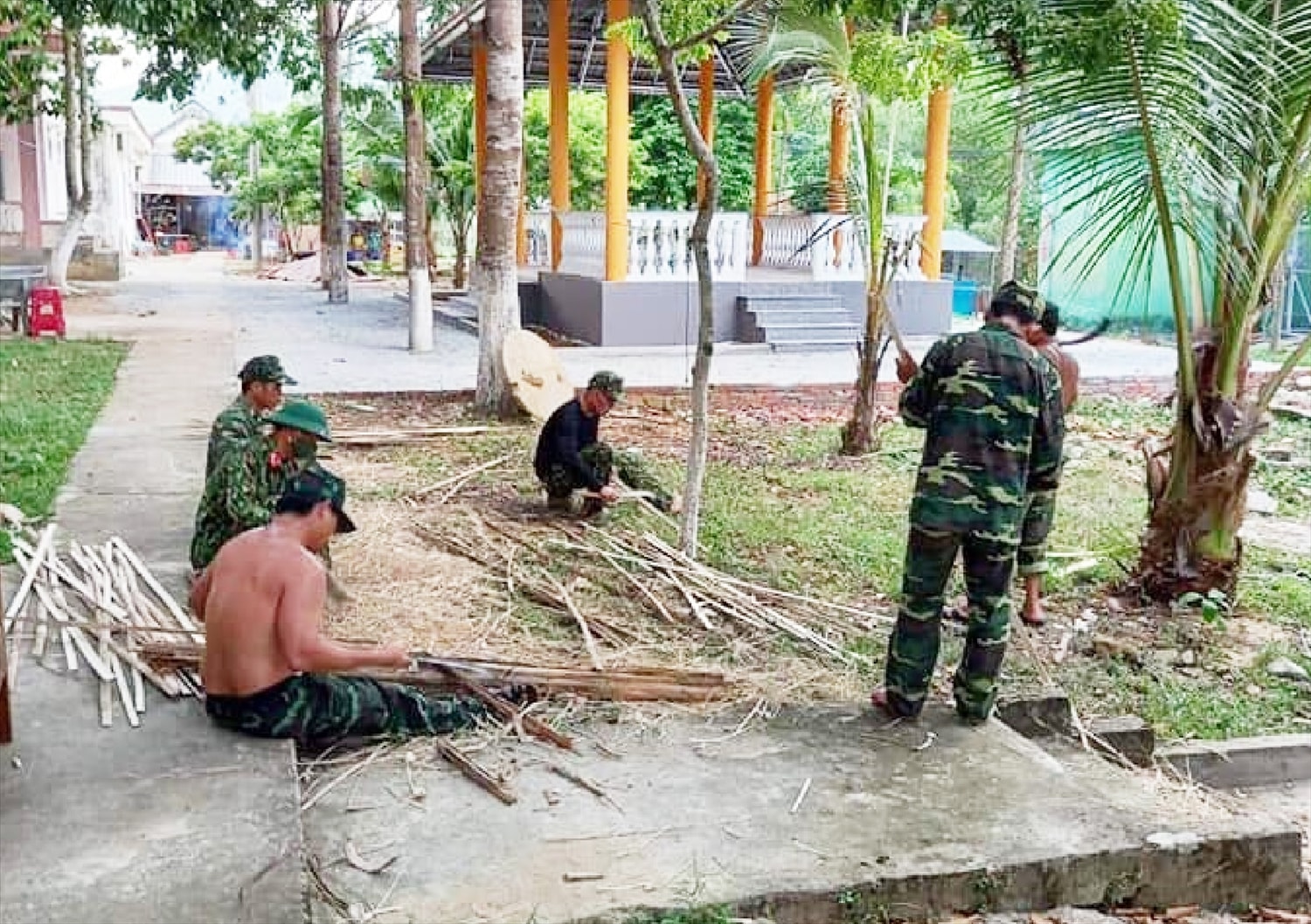 Lực lượng quân đội cũng chung tay đóng giường tre cho các điểm cách ly tại Ba Tơ