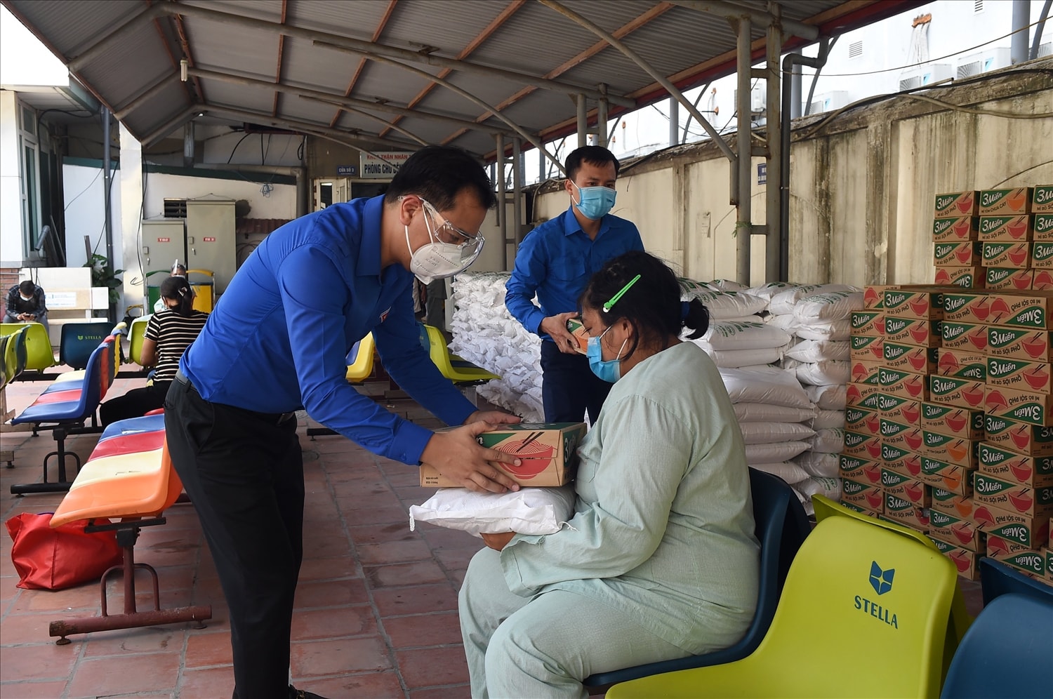 Đồng chí Nguyễn Hải Minh, Phó Chủ tịch thường trực Hội LHTN Việt Nam tặng quà cho bệnh nhân đang điều trị tại Bệnh viện Thận Hà Nội
