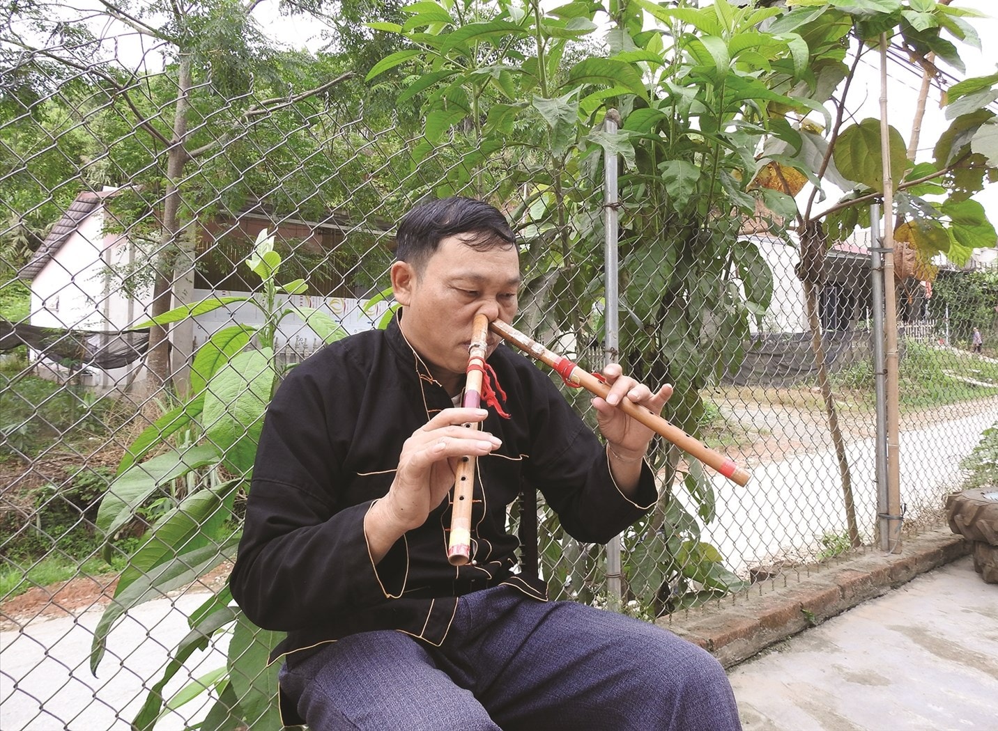 Nghệ nhân Ưu tú Đặng Nho Vượng biểu diễn thổi sáo “tôm ông dạt” bằng mũi Nghệ nhân Ưu tú Đặng Nho Vượng biểu diễn thổi sáo “tôm ông dạt” bằng mũi