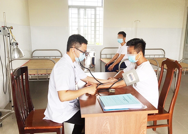 Bác sĩ Chu Văn Phương, Trưởng phòng khám Điều trị cai nghiện phục hồi sức khỏe, Cơ sở Điều trị nghiện ma túy tỉnh khám bệnh cho các học viên
