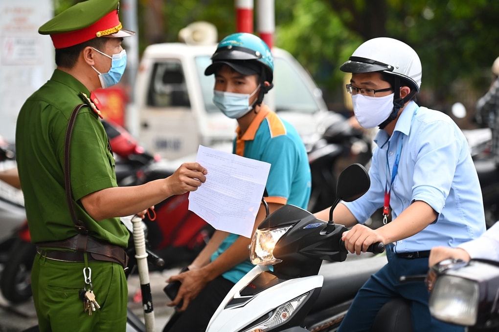 Lực lượng công an kiểm tra giấy tờ cá nhân của người tham gia giao thông trên phố Phạm Ngọc Thạch, ngày 28/7. Ảnh: Giang Huy. Lực lượng công an kiểm tra giấy tờ cá nhân của người tham gia giao thông trên phố Phạm Ngọc Thạch, ngày 28/7. Ảnh: Giang Huy.