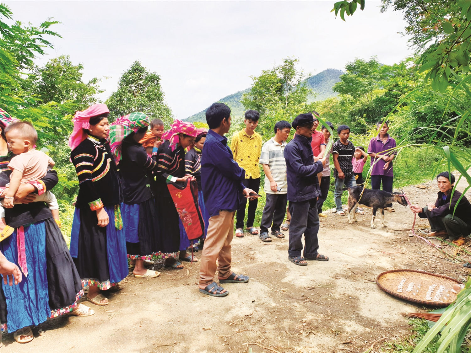 Quang cảnh buổi lễ cúng rừng của người Pu Péo ở Hà Giang. (Ảnh: TL)