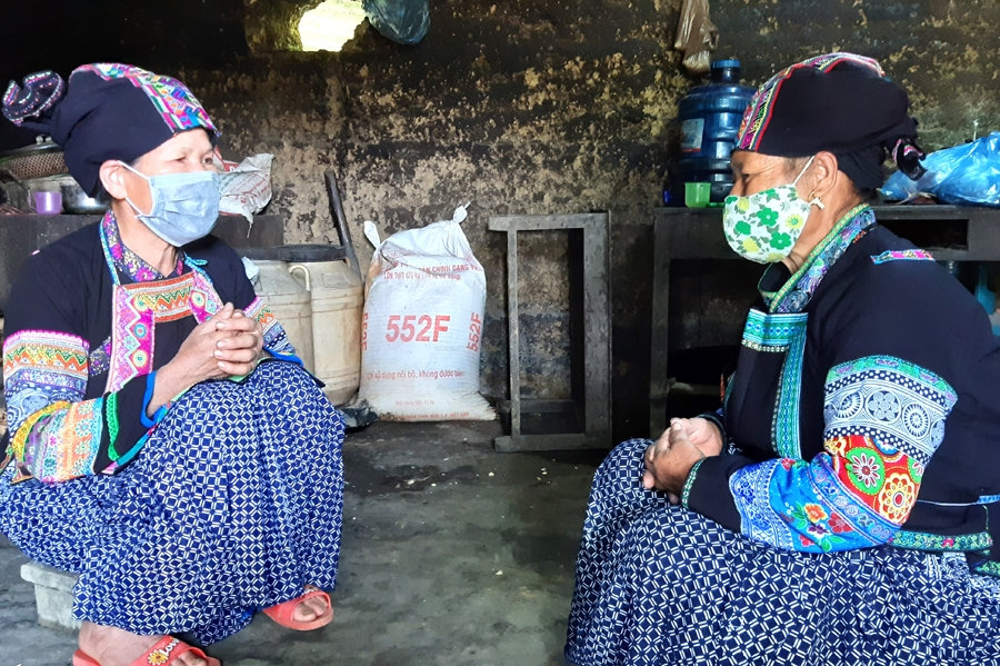 Người có uy tín Lộc Thị Liên (trái), thôn Nậm Lương tuyên truyền cách phát triển kinh tế hữu hiệu