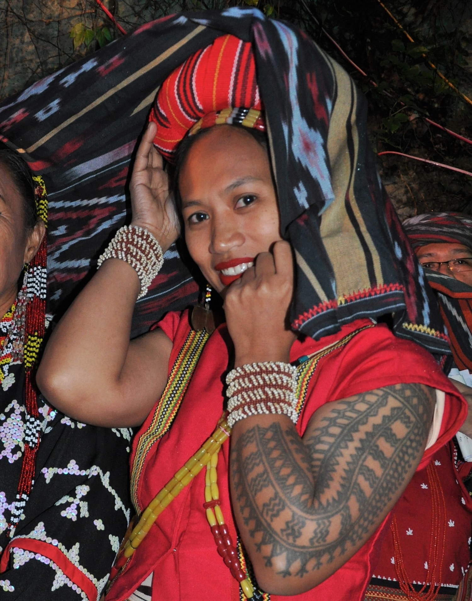 Phụ nữ dân tộc Butbut, làng Buscalan, vùng Kalinga, ở miền Bắc Philippines với hình xăm trên hai cánh tay (Ảnh: Tấn Vịnh)