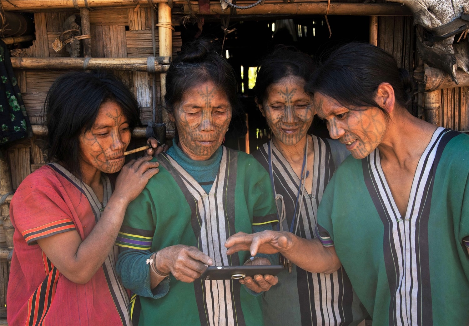 Phụ nữ dân tộc Chin ở Myanmar với hình xăm chữ Y trên trán (Ảnh: Tấn Vịnh)