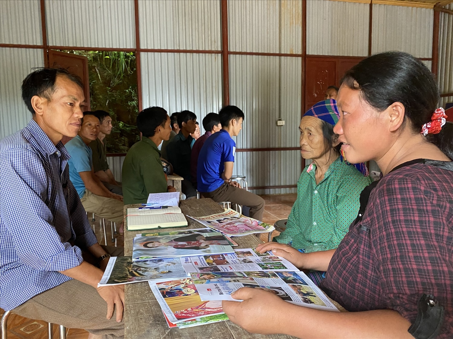 Để từng bước đưa Na Hoi thoát khỏi khó khăn, Đảng ủy, UBND xã Bộc Bố đã họp bàn, ra nghị quyết về việc phân công đảng viên giúp đỡ các xóm, hộ thoát nghèo Để từng bước đưa Na Hoi thoát khỏi khó khăn, Đảng ủy, UBND xã Bộc Bố đã họp bàn, ra nghị quyết về việc phân công đảng viên giúp đỡ các xóm, hộ thoát nghèo