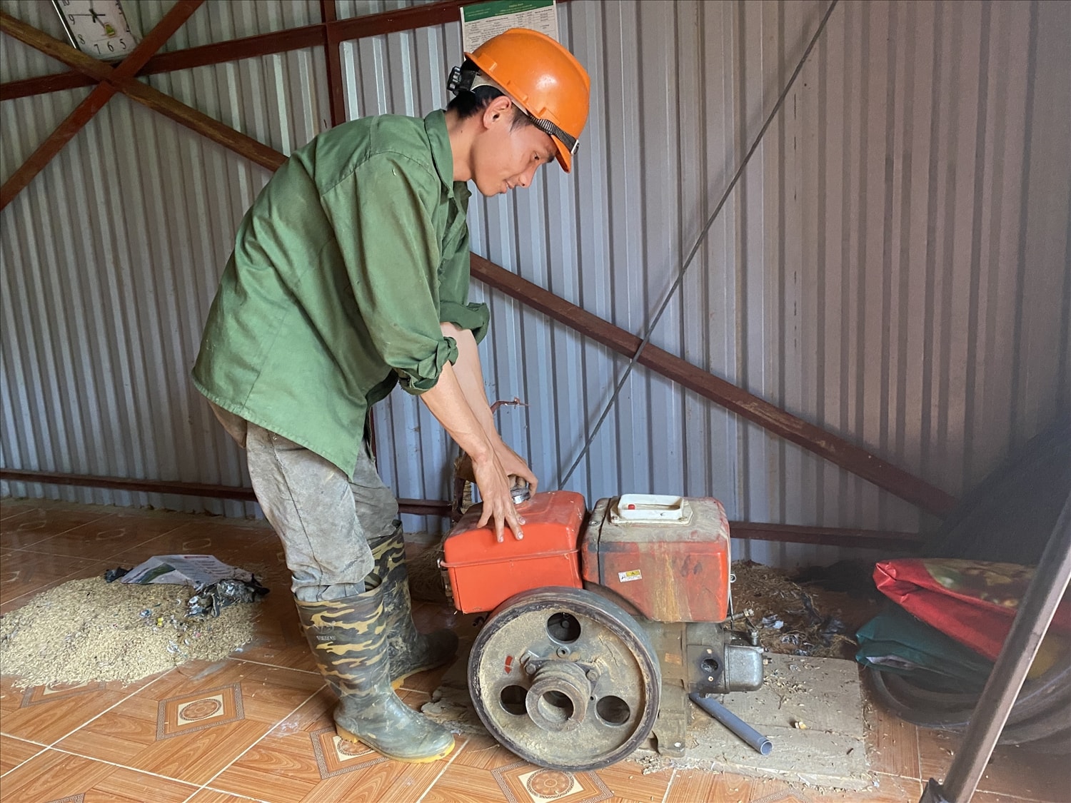 Anh Sùng A Páo sửa chiếc máy phát điện của gia đình. Anh Sùng A Páo sửa chiếc máy phát điện của gia đình.