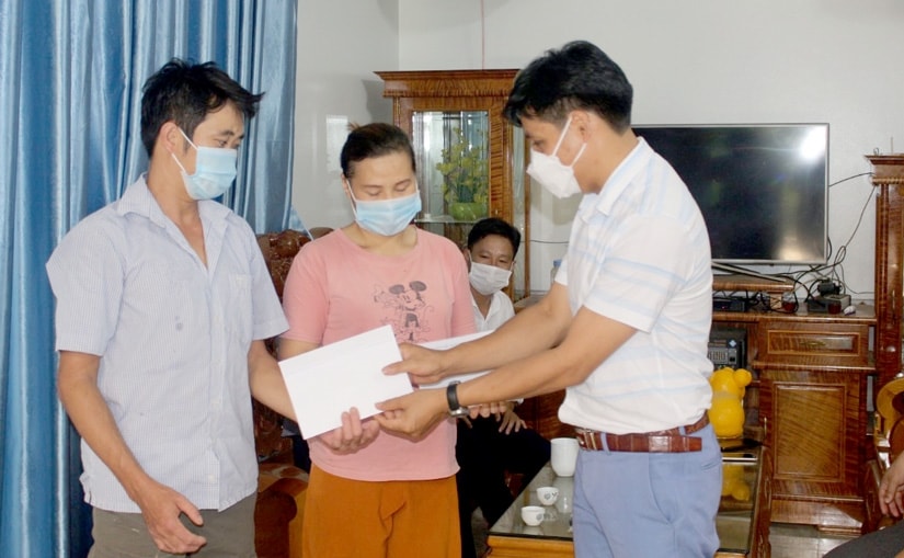 Vợ chồng chị Hoàng Thị Sứ ở Na Hang được nhận hỗ trợ của Nhà nước Vợ chồng chị Hoàng Thị Sứ ở Na Hang được nhận hỗ trợ của Nhà nước