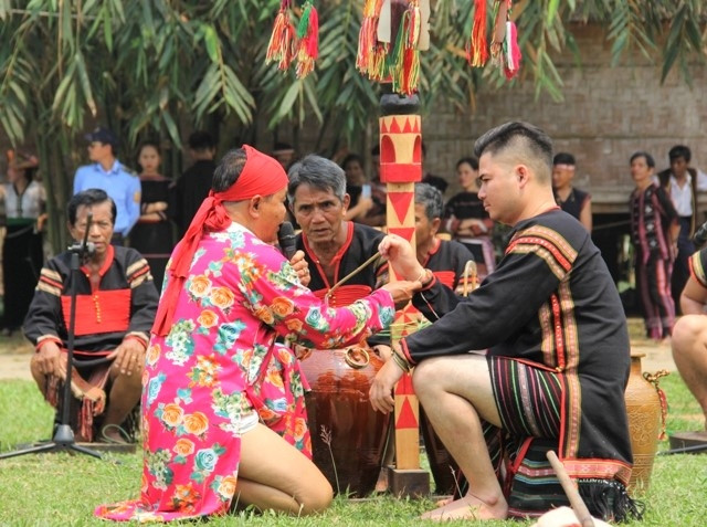 Nghi thức đeo vòng đồng cho gia chủ trong lễ cúng cầu an