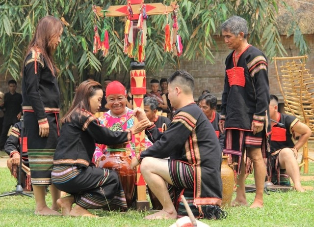 Nghi thức đeo vòng đồng của người Ê Đê trong Lễ cúng cây nêu cầu an