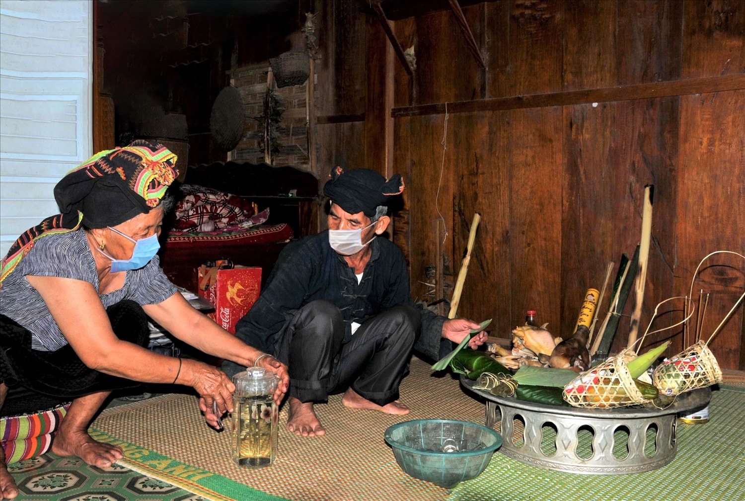 Chỉ có người già mới được sắp lễ dâng cúng tổ tiên Chỉ có người già mới được sắp lễ dâng cúng tổ tiên