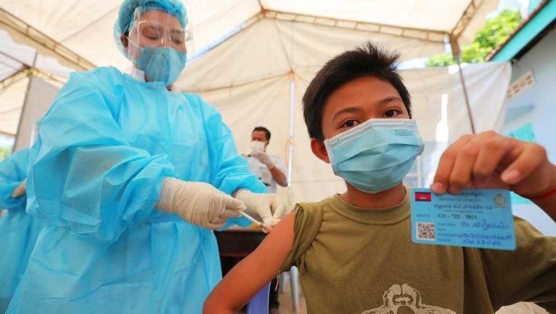 Một bé trai được tiêm phòng COVID-19 ở Phnom Penh, Campuchia (Ảnh: The Phnom Penh Post)