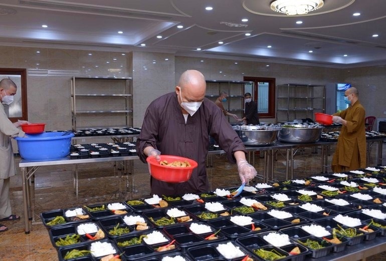 Chư tôn đức chuẩn bị các suất cơm chay tại chùa Vĩnh Nghiêm (TP. Hồ Chí Minh)