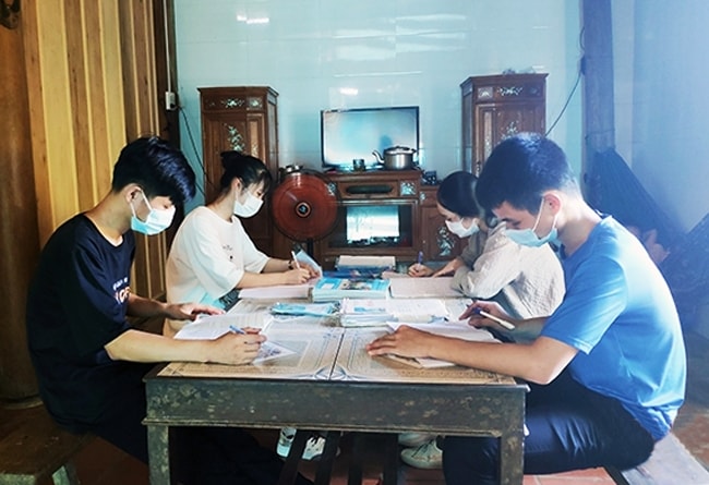 Do điều kiện khó khăn, ngoài giờ lên lớp, các em không đi học thêm mà chủ yếu tự ôn luyện
