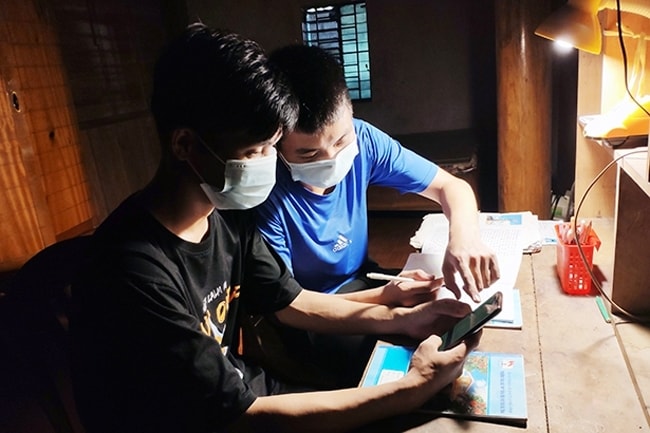 Mạnh và Tính phải dùng chung một chiếc điện thoại để học trực tuyến