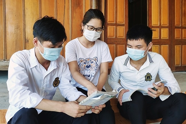  Với nhiều câu hỏi khó, 2 em “cãi nhau” bất phân thắng bại thì phải nhờ đến “trọng tài” là cô giáo
