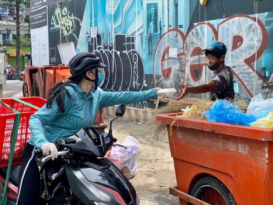 Vẫn còn nhiền tấm tấm lòng thiện nguyện thật sự, họ đang làm đẹp cho đời bằng những việc làm thầm lặng, đôi khi chỉ là 1 hộp cơm trao vội nhưng cũng đậm tình người. Vẫn còn nhiền tấm tấm lòng thiện nguyện thật sự, họ đang làm đẹp cho đời bằng những việc làm thầm lặng, đôi khi chỉ là 1 hộp cơm trao vội nhưng cũng đậm tình người.