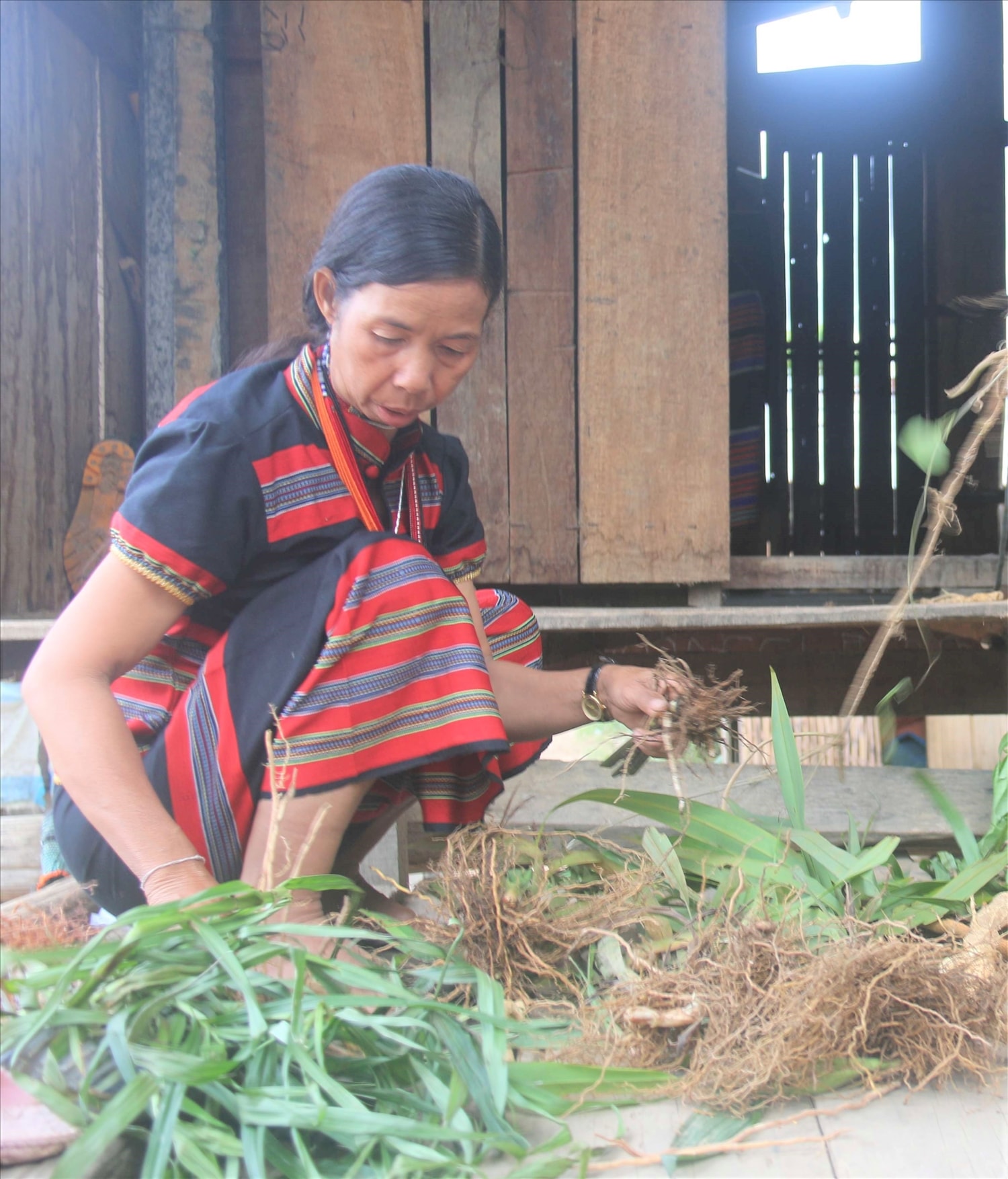 Trang phục của phụ nữ Brâu trong cuộc sống đời thường