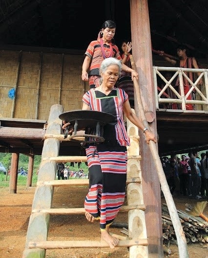 Cũng như các dân tộc ở vùng Trường Sơn-Tây Nguyên, trang phục truyền thống của người Brâu có 2 màu đỏ và đen làm chủ đạo