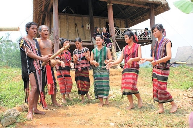 Trang phục của nam giới Brâu làm toát lên vẻ đẹp cơ thể vạm vỡ, khoẻ mạnh, hoang dã. Còn trang phục của nữ giới tôn lên vẻ đẹp mềm mại, uyển chuyển