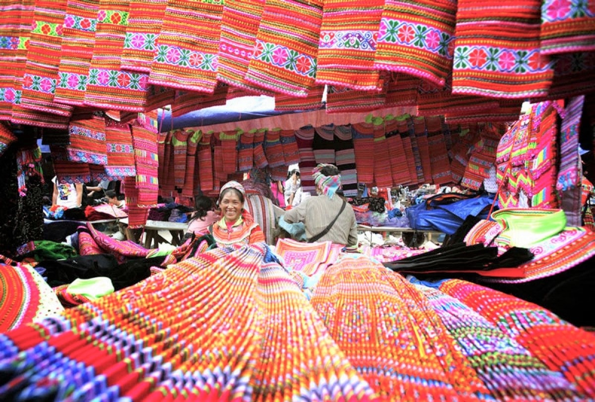 Sắc màu thổ cẩm ở chợ phiên Cán Cấu (Si Ma Cai)