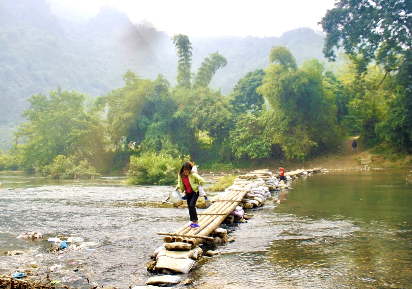 Do địa hình phức tạp nên việc xây dựng các công trình giao thông ở Bắc Kạn gặp nhiều khó khăn Do địa hình phức tạp nên việc xây dựng các công trình giao thông ở Bắc Kạn gặp nhiều khó khăn