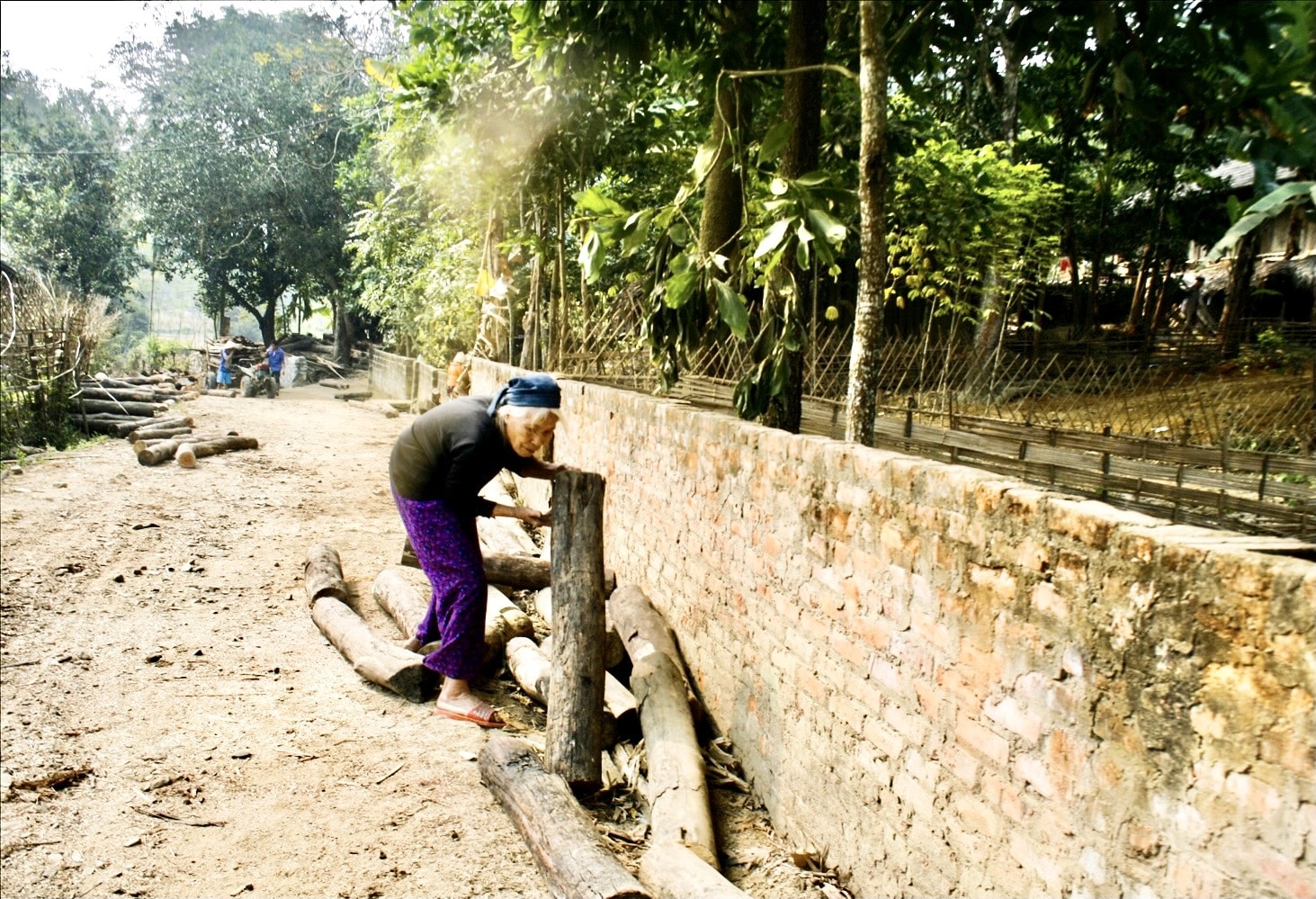 Nhiều đoạn đường ở thôn Khuổi Đác, xã Mai Lạp vẫn là đường đất Nhiều đoạn đường ở thôn Khuổi Đác, xã Mai Lạp vẫn là đường đất