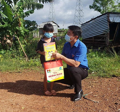 “Nghìn cuốn sách -Triệu ước mơ” là hoạt động hưởng ứng ngày cao điểm “Tình nguyện vì đàn em thân yêu”. Ảnh: BBT “Nghìn cuốn sách -Triệu ước mơ” là hoạt động hưởng ứng ngày cao điểm “Tình nguyện vì đàn em thân yêu”. Ảnh: BBT