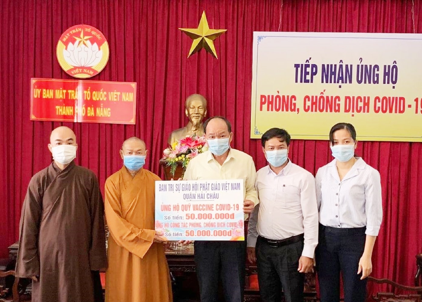 Thượng tọa Thích Chúc Tín, Phó Ban Trị sự Phật giáo quận Hải Châu, Trụ trì chùa Bát Nhã trao tiền ủng hộ tới Ủy ban Mặt trận Tổ quốc TP. Đà Nẵng chiều ngày 3/8
