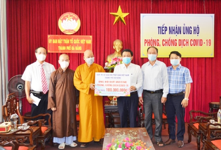 Hòa thượng Thích Thiện Toàn trao số tiền là 100 triệu đồng tới Ủy ban Mặt trận Tổ quốc Việt Nam TP. Đà Nẵng