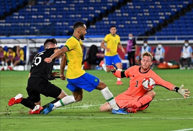 Tiền đạo tuyển Olympic Brazil Matheus Cunha (giữa) nỗ lực sút bóng trong trận đấu mở màn bảng D gặp tuyển Đức ở Olympic Tokyo 2020 trên sân Yokohama, Nhật Bản ngày 22/7/2021. Ảnh minh họa: THX/TTXVN Tiền đạo tuyển Olympic Brazil Matheus Cunha (giữa) nỗ lực sút bóng trong trận đấu mở màn bảng D gặp tuyển Đức ở Olympic Tokyo 2020 trên sân Yokohama, Nhật Bản ngày 22/7/2021. Ảnh minh họa: THX/TTXVN