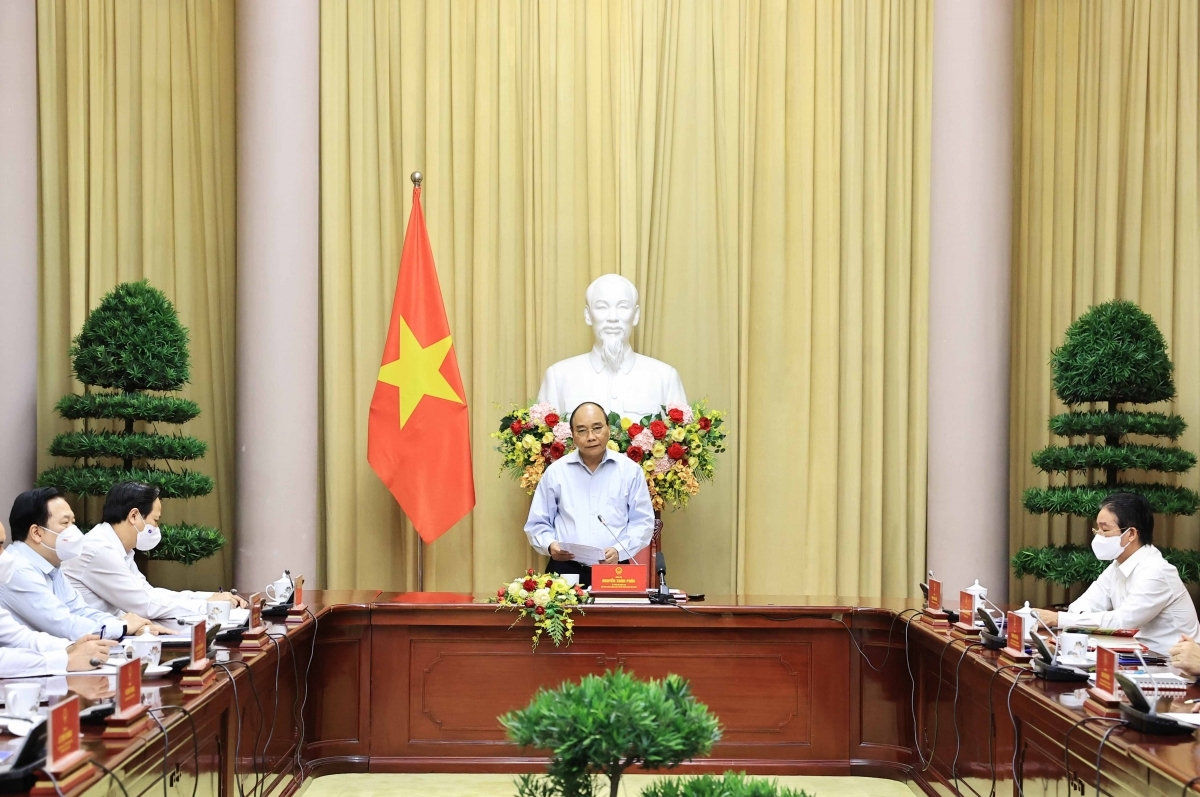 Chủ tịch nước Nguyễn Xuân Phúc gặp mặt các điển hình tiên tiến trong thực hiện mục tiêu kép của ngành Dệt may Việt Nam