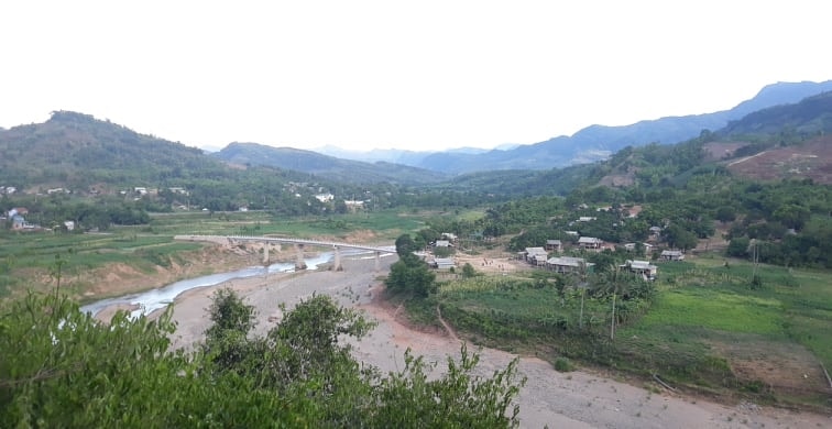 Dòng Đa Krông cạn trơ đáy, hiền như một con giun đất, trắng bạc giữ nền xanh mướt rừng Trường Sơn