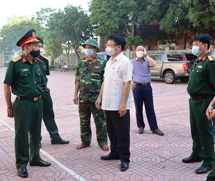 Ông Bùi Đình Long, Phó Chủ tịch UBND tỉnh Nghệ An kiểm tra công tác chuẩn bị khu cách ly của Bộ CHQS tỉnh tại Khách sạn Amy (TX. Cửa Lò)